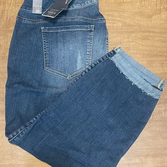 Torrid Premium Women Blue Denim Flat Front Distressed Raw Hem Capri Pants 26 NEW - Picture 3 of 12